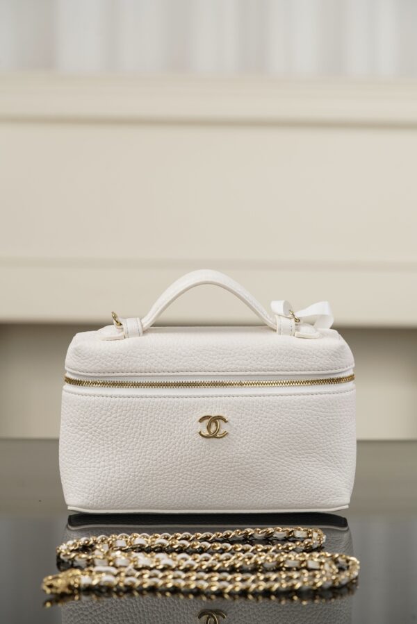 img_52c5449b_20260606_i1780726547709_4540_0_6.jpg Luxury White Vanity Bag