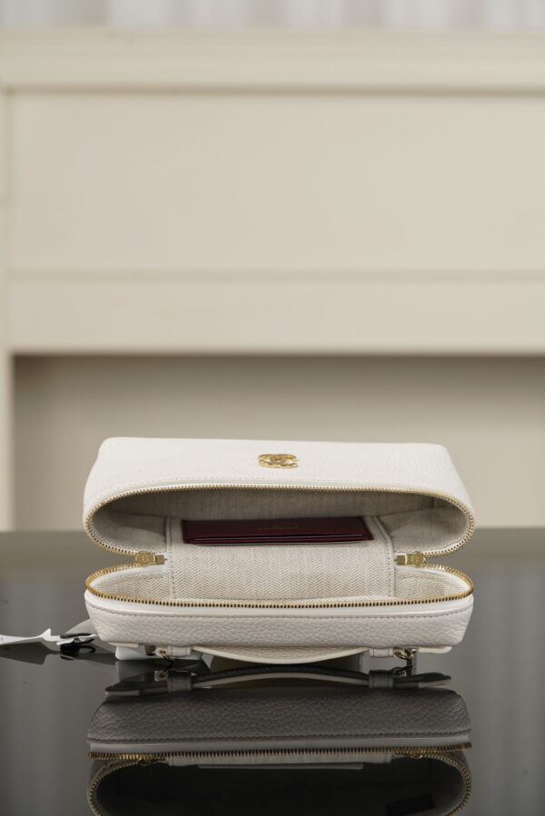 img_52c5449b_20260606_i1780726550076_4747_0_5.jpg Luxury White Vanity Bag