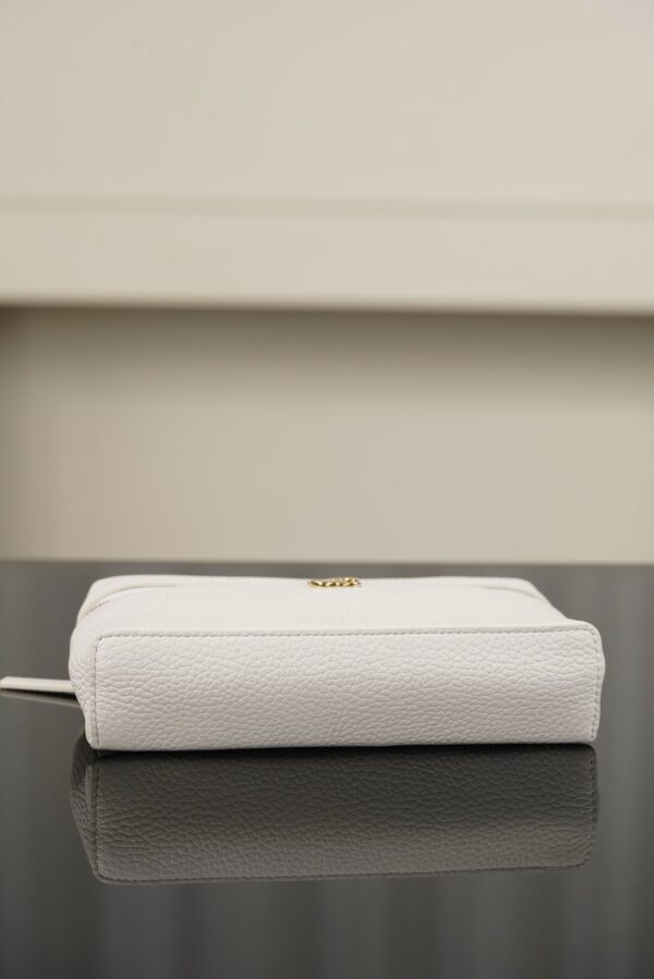 img_52c5449b_20260606_i1780726550087_6009_0_3.jpg Luxury White Vanity Bag