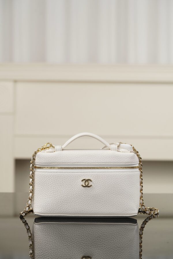 img_52c5449b_20260606_i1780726550104_5789_0_2.jpg Luxury White Vanity Bag
