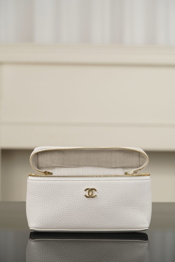img_52c5449b_20260606_i1780726551760_8446_0_4.jpg Luxury White Vanity Bag