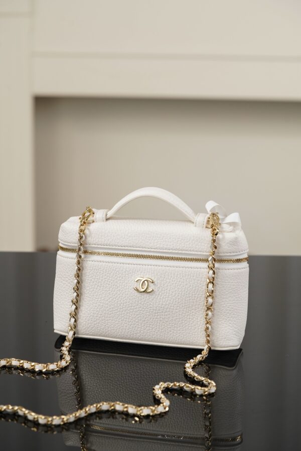 img_52c5449b_20260606_i1780726551817_5153_0_9.jpg Luxury White Vanity Bag